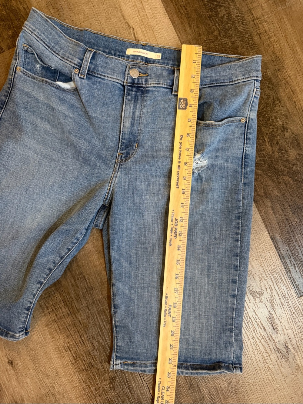 LEVIโS Womenโs Distressed Bermuda Stretch Shorts Size 32 - Picture 11 of 14